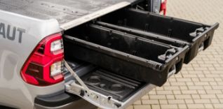 Výsuvné schránky v korbě pick-upu.