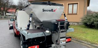 Rozmetadlo soli SnowEx na korbě dodávky.