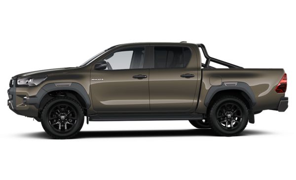 Güz bronzu Toyota Hilux ön ve yan görünüşü