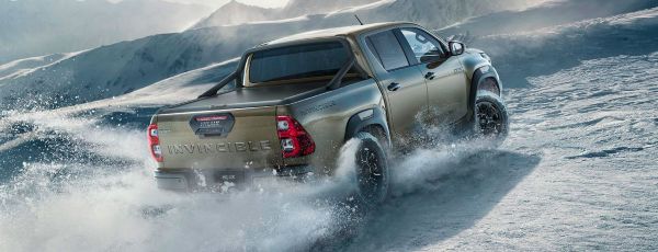 Un Toyota Hilux su una strada innevata