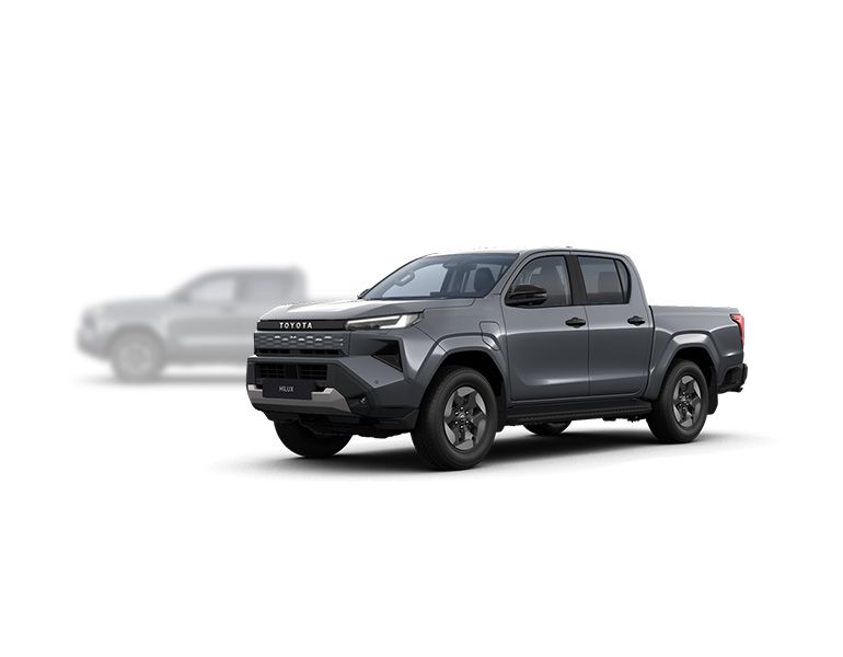 Grauer Toyota Hilux BEV steht diagonal zur Kamera, im Hintergrund ist unscharf ein grauer Hilux zu erkennen
