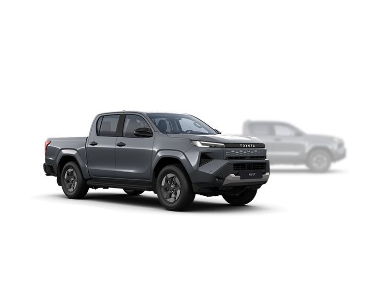 Grauer Toyota Hilux BEV steht diagonal zur Kamera, im Hintergrund ist unscharf ein grauer Hilux zu erkennen