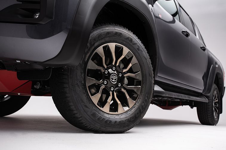 Zbliżenie koła z felgą aluminiową Toyoty Hilux.