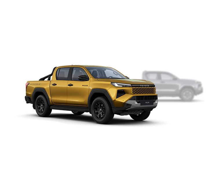 Gelber Hilux Mild-Hybrid steht diagonal zur Kamera, im Hintergrund ist unscharf ein dunkler Hilux BEV zu erkennen
