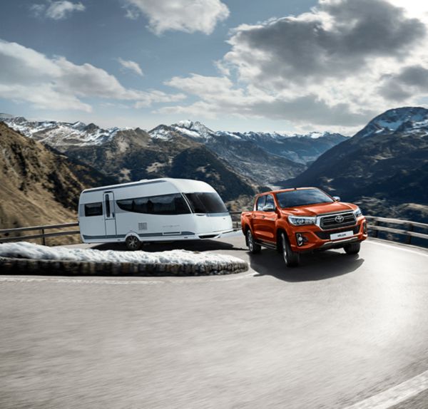 Toyota Hilux towning up a mountain