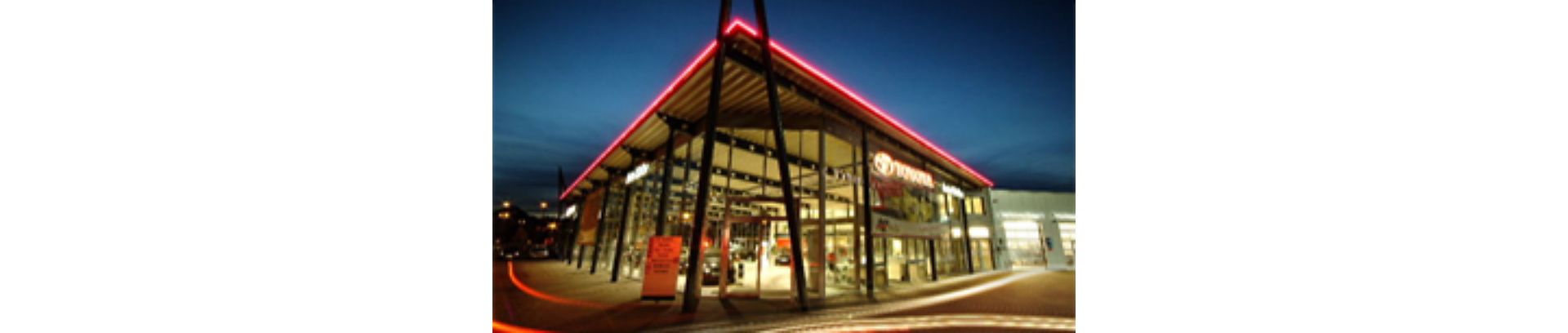 Das Gebäude des Autohaus Falkenstein bei Nacht 