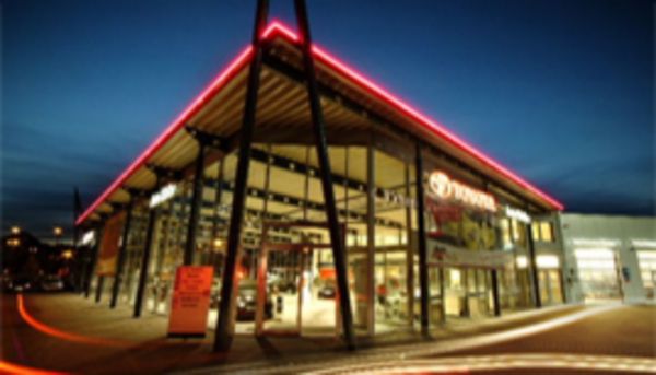 Das Gebäude des Autohaus Falkenstein bei Nacht 