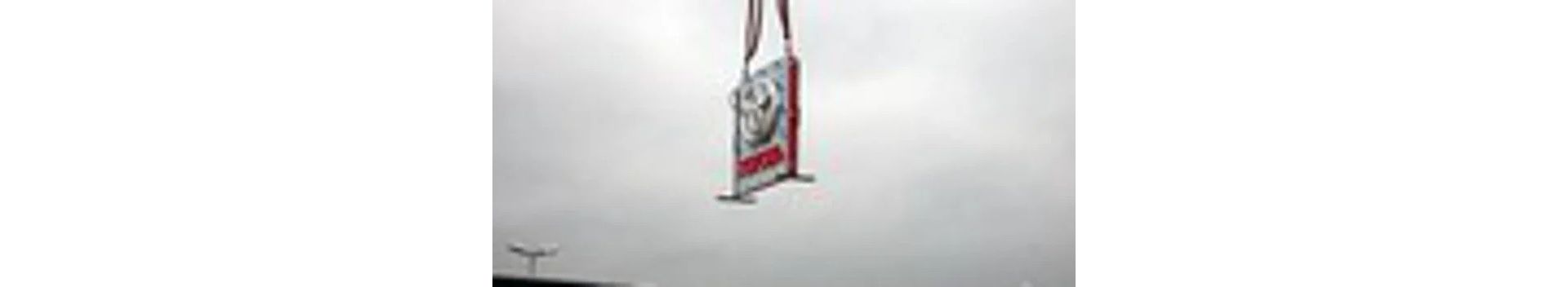 Ein Toyota-Logo, dass von einem Kran bewegt wird