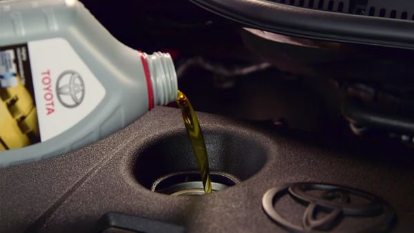 תמונת אווירה של טיפול היבואן ברכב טויוטה כחלק מפעולות תחזוקה