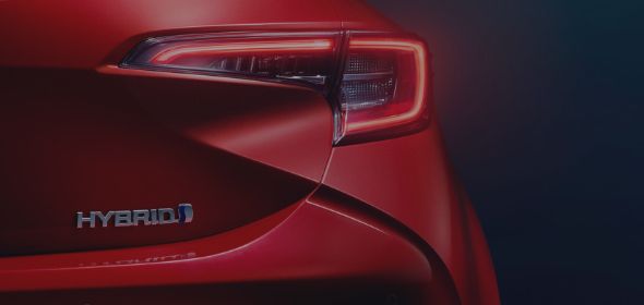 Zbliżenie na logo Hybrid na klapie bagażnika.