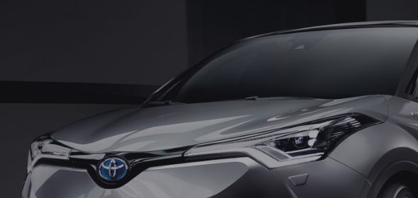 Zbliżenie maski Toyoty.