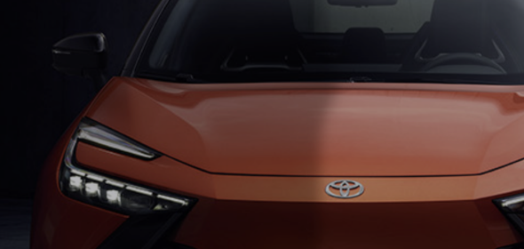 Zbliżenie maski Toyoty.