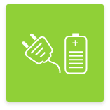 Ikona wtyczki elektrycznej i baterii na zielonym tle.