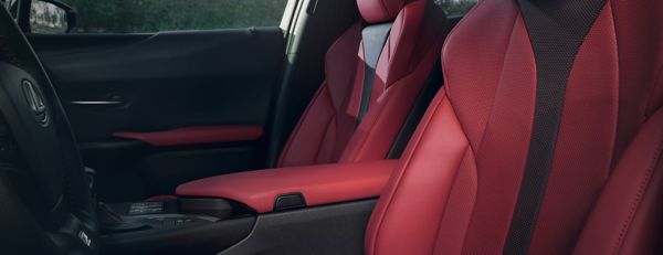 Un Lexus UX au design élégant et moderne avec un intérieur rouge.