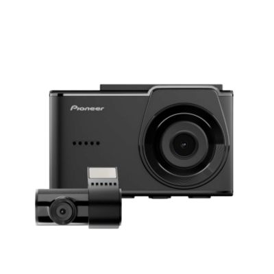 Nahaufnahme einer Dash-Cam, die eine Straße gesäumt von orangen Bäumen mit viel Herbstlaub zeigt