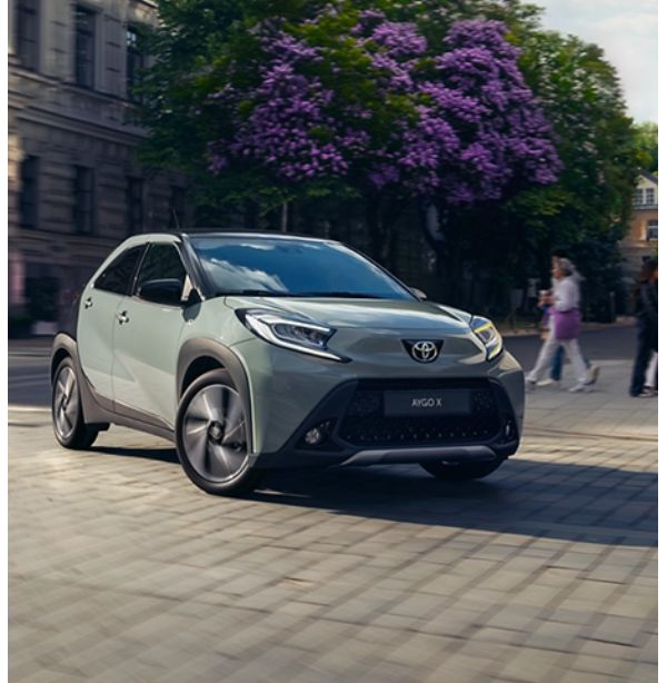 заден кадър на червен Aygo X
