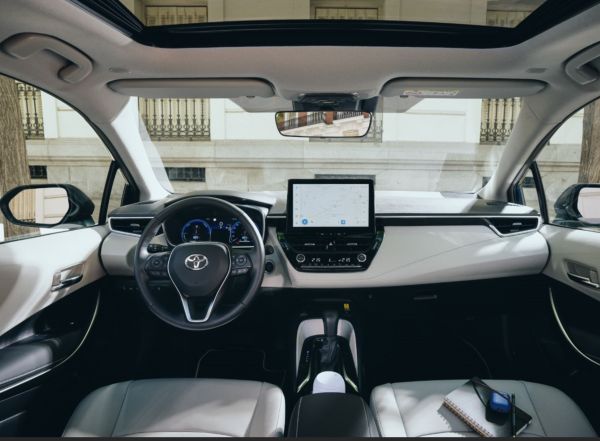 Toyota Corolla Sedan хибрид интериор и навигация