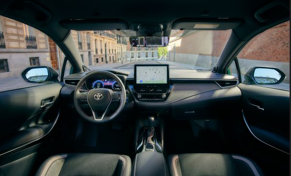 Toyota Corolla Sedan хибрид интериор и навигация