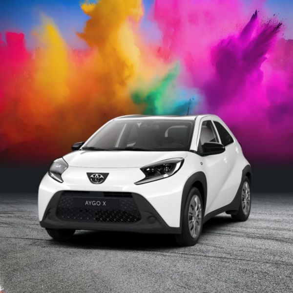 Weißer Toyota Aygo X auf Asphalt vor dynamischem Farb-Hintergrund mit kräftigen Pink- und Orangetönen
