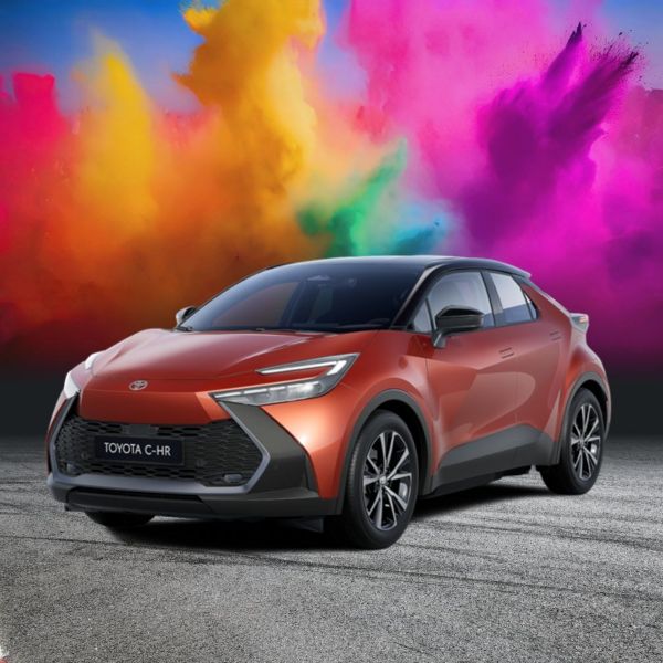 Seitenansicht des kupferfarbenen Toyota C-HR vor einem explosiven Farbspiel in Pink, Gelb und Blau.