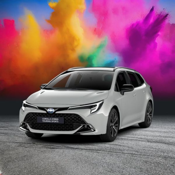 Frontansicht des weißen Toyota Corolla Hybrid Touring Sports vor farbenfrohem Hintergrund mit bunter Farbwolke.