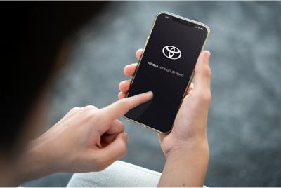 Um proprietário verifica remotamente o estado de carga do seu veículo utilizando a aplicação MyToyota.