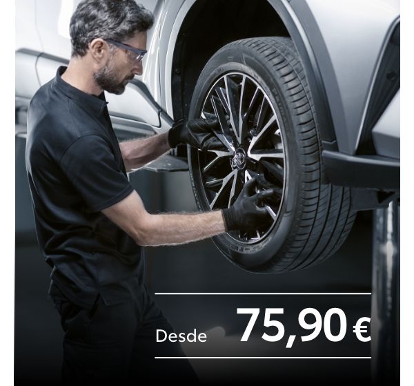 Profissional Toyota a colocar o pneu no Toyota
