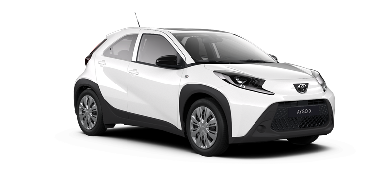 Weißer Toyota Aygo X steht schräg zur Kamera vor neutralem Hintergrund