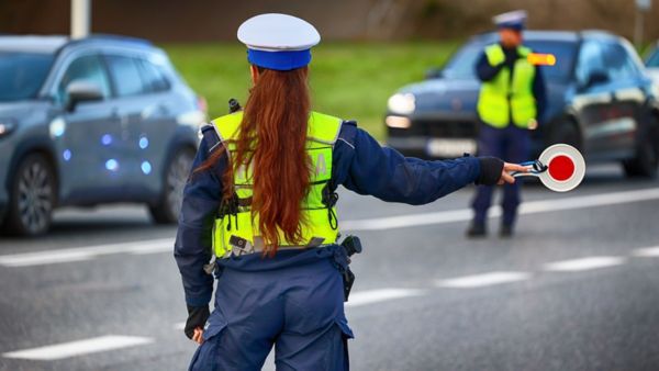 Postać policjantki podczas kontroli prędkości