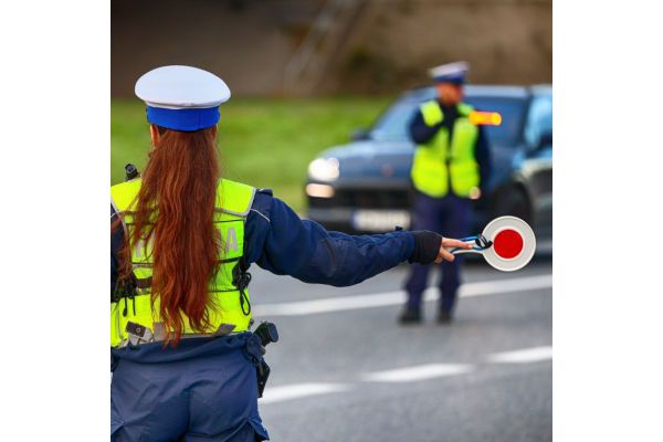 Postać policjantki podczas kontroli prędkości