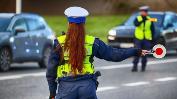 Postać policjantki podczas kontroli prędkości
