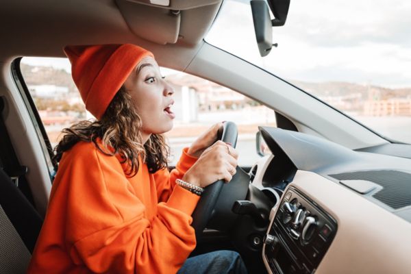 Aloitteleva kuljettaja parkkeeraamassa autoa.