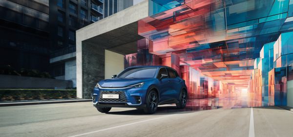 Ein Lexus LBX fährt durch eine futuristische Stadtkulisse