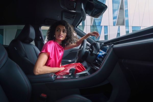 Uma mulher no lugar do condutor de um Lexus LBX