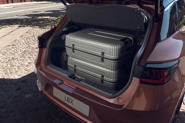 Bagagem na bagageira de um Lexus LBX