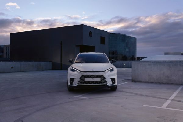 Vista frontal de um Lexus LBX