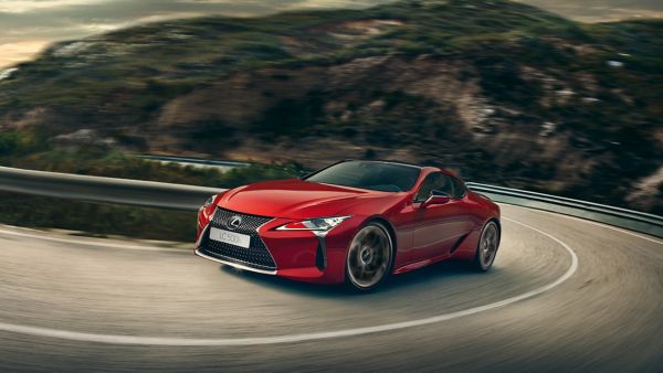 Ein Lexus LC fährt auf einer Bergstraße