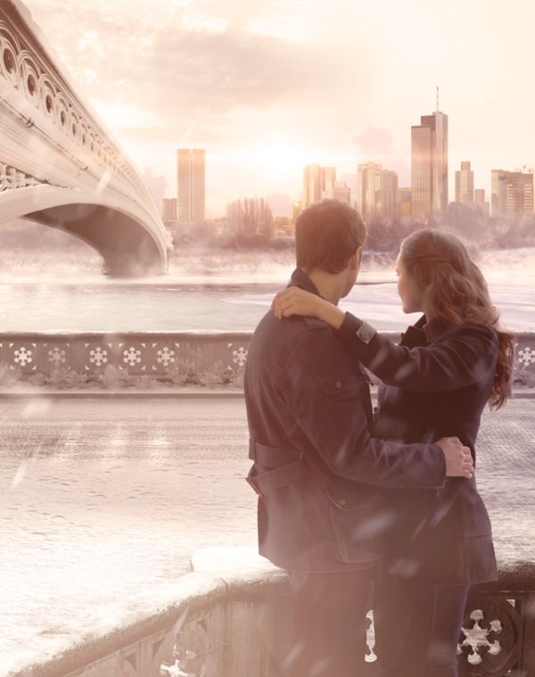 זוג מביט אל הנוף