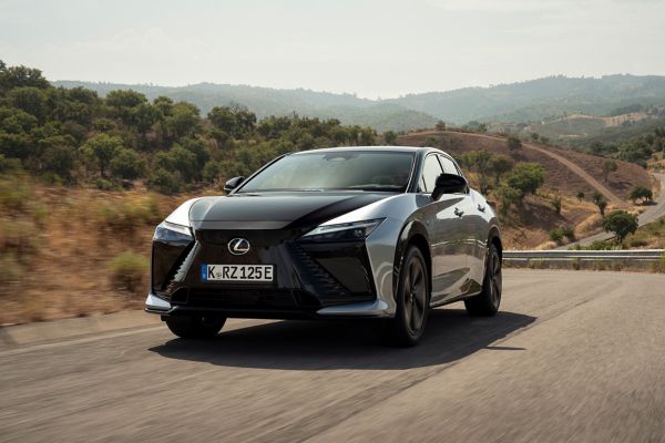 lexus-RZ-500e-2025-exterieur-schuinvoor-rijdend-in-bergen