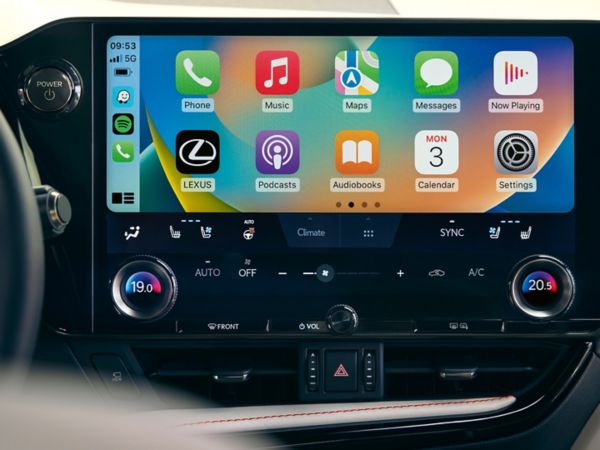 Nahaufnahme des Multimedia Displays in einem Lexus, das die verschiedenen Apps zeigt