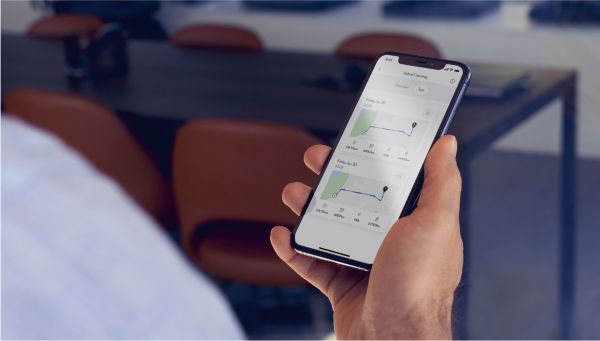 Eine Person hält ein Smartphone in der Hand auf dem die Lexus Link App angezeigt wird