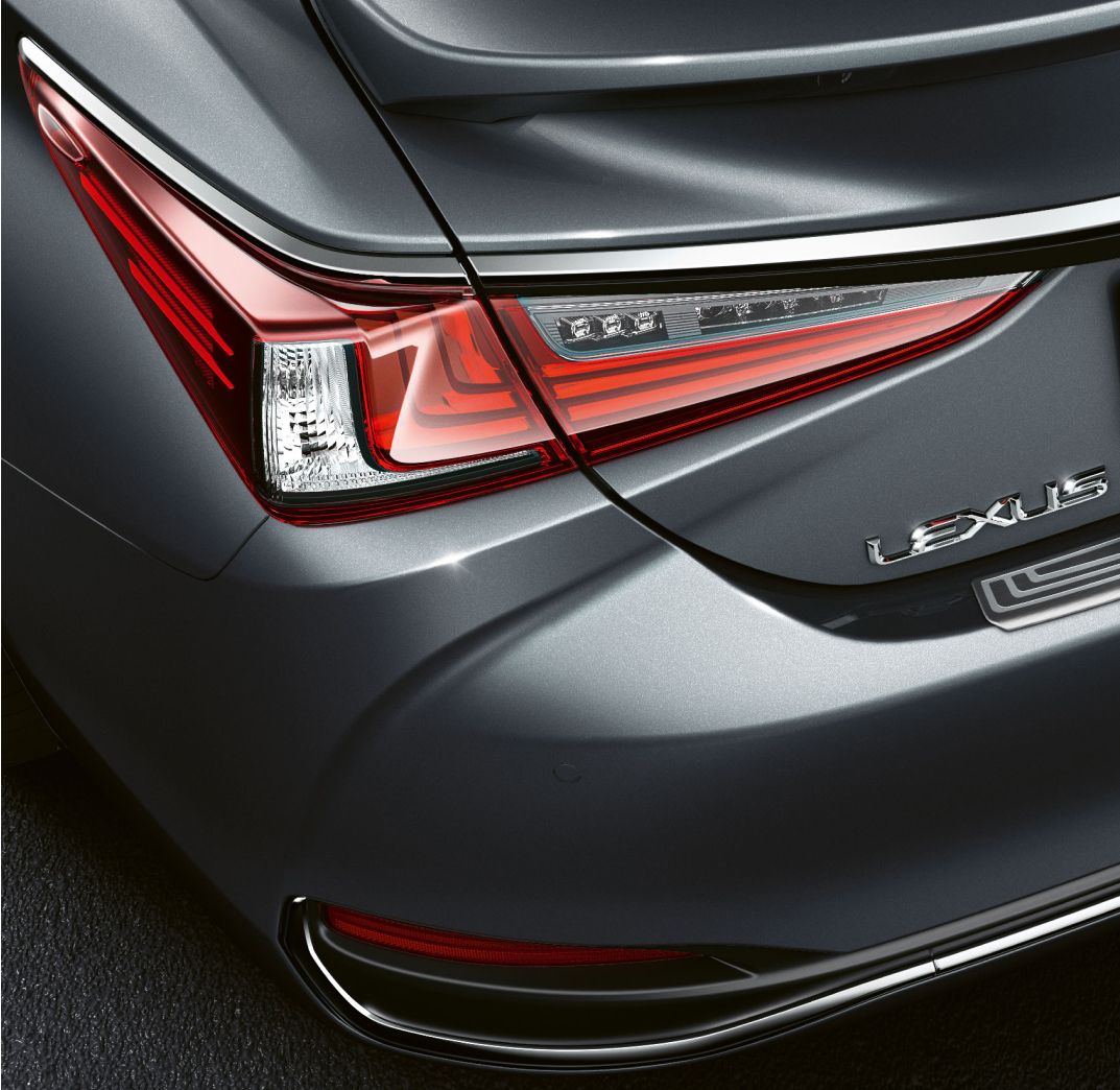 Rückansicht eines grauen Lexus-Autos mit eleganten Rückleuchten und dem Markenlogo