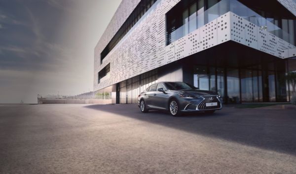 Der Lexus ES parkt vor einem Haus