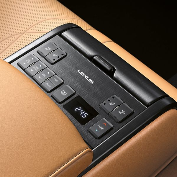 Bedienfeld in der Mittelkonsole eines Lexus-Fahrzeugs mit Tasten für Temperatur, Lautstärke und Sitzeinstellung