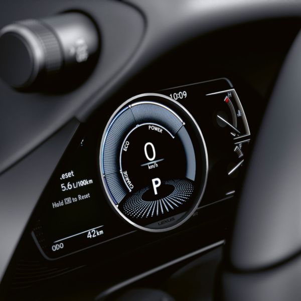Digitales Display am Armaturenbrett eine Lexus mit Anzeige der Geschwindigkeit (0 km/h), Leistungsanzeige und Kraftstoffverbrauch (5,6 L/100km) bei einem Kilometerstand von 42 km.