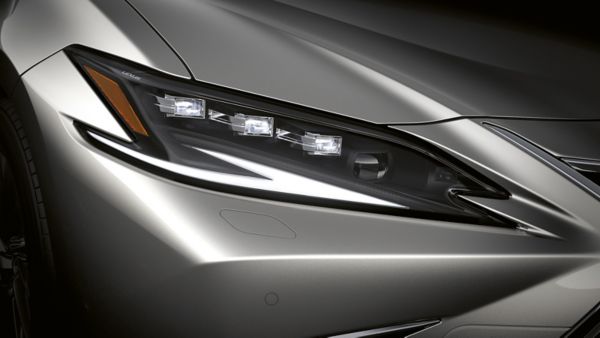 Nahaufnahme der LED Scheinwerfer eines silbernen Lexus ES