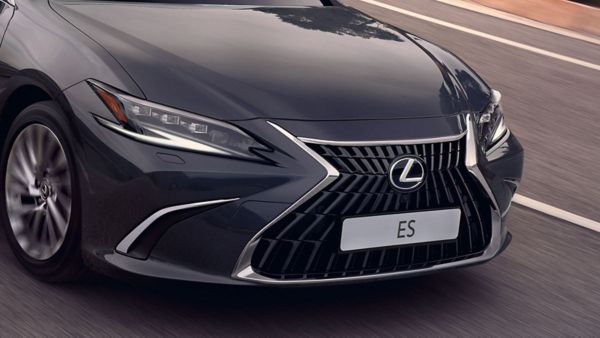 Nahaufnahme eines Lexus ES Kühlergrills