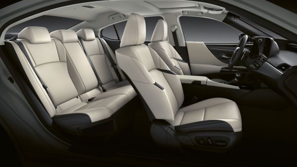 Lexus ES Innenraum in der Seitenansicht mit weißen Ledersitzen für die Vorder- und Rücksitze