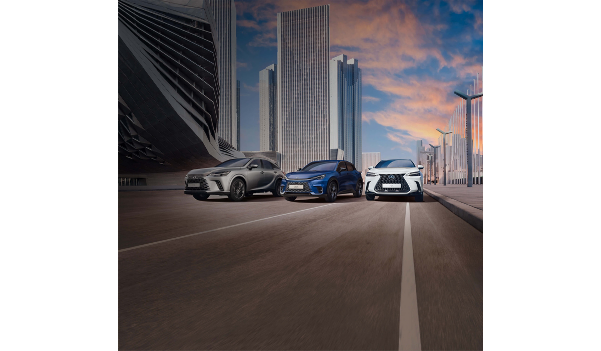 Drei Lexus Modelle in Frontansicht vor einer futuristischen Stadtkulisse