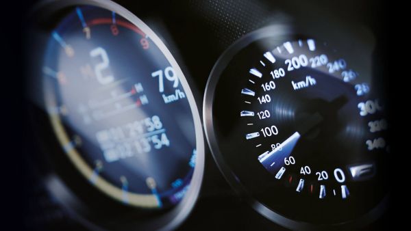 Tachometer modelu Lexus F